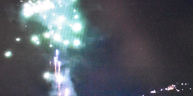 Ανάσταση στον Πόρο με πολλά βεγγαλικά.