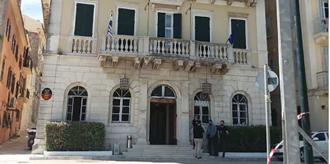 Υποστολή της βρετανικής σημαίας στο γνωστό κερκυραϊκό ξενοδοχείο