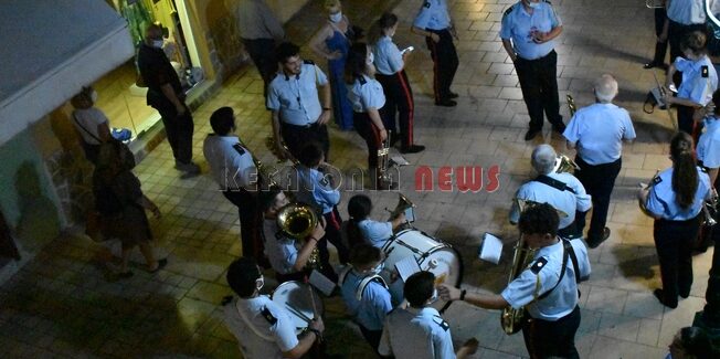 Η Φιλαρμονική Αργοστολίου παιάνισε σε Πλατεία και Λιθόστρωτο.