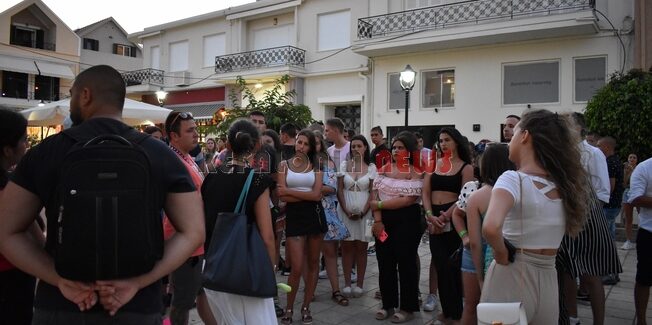 Νεολαία από τη Σερβία γέμισε την Πλατεία Καμπάνας.