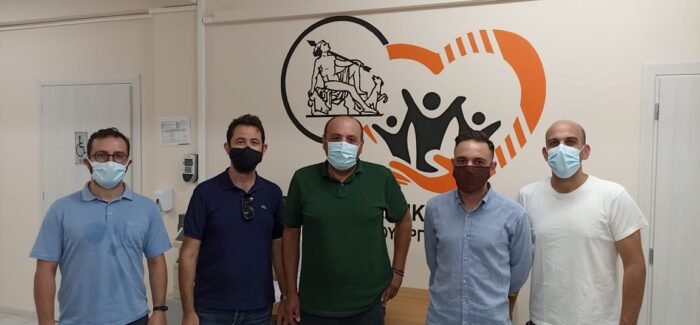 ΔΙΠΛΑ ΣΤΟΥΣ ΠΛΗΓΕΝΤΕΣ & ΣΕ ΑΥΤΟΥΣ ΠΟΥ ΣΤΕΚΟΝΤΑΙ ΣΤΗ ΠΡΩΤΗ ΓΡΑΜΜΗ