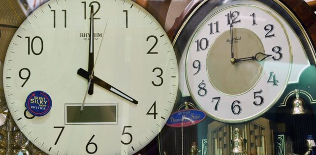Αλλάζει αύριο η ώρα: Μία ώρα πίσω γυρνούν οι δείκτες των ρολογιών