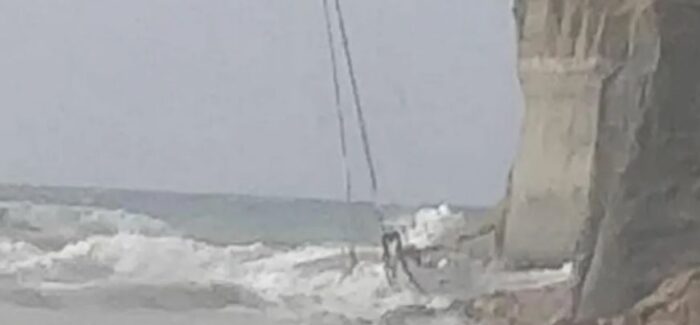Στα βράχια βρέθηκε ιστιοφόρο στην Κεφαλονιά (βίντεο)