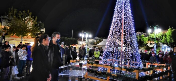 Άναψε το Χριστουγεννιάτικο δένδρο στην κεντρική πλατεία Ληξουρίου