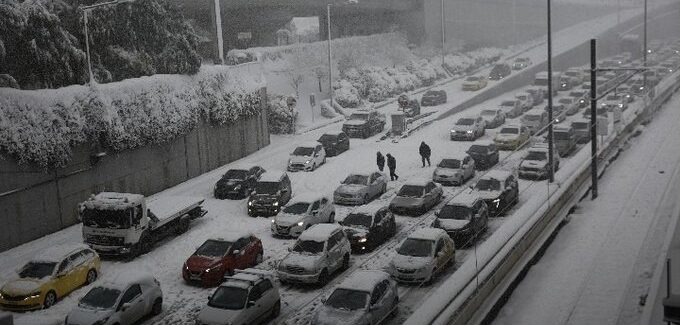 Ο χιονιάς και η ανοργανωσιά προκαλούν τεράστια προβλήματα. Οργή αλλά και έκρηξη χιούμορ