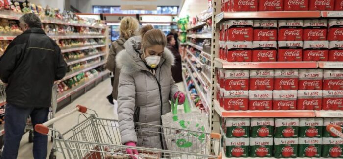 Καταναλωτές σε απόγνωση: Καλπάζει η ακρίβεια αδειάζοντας το «καλάθι της νοικοκυράς»