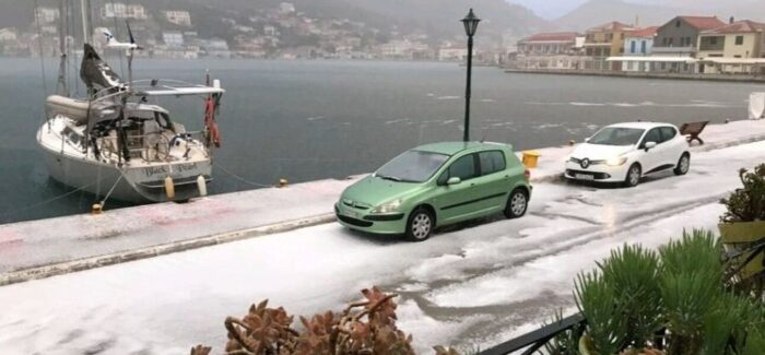 Χαλάζι σκέπασε την Ιθάκη: Βγήκαν οι μπουλτόζες να καθαρίσουν τους δρόμους