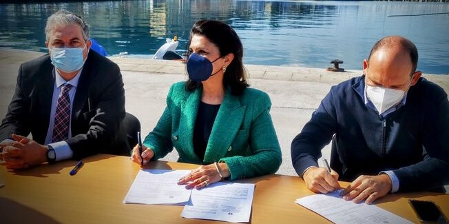 Υπεγράφη από την Περιφερειάρχη Ιονίων Νήσων, Ρόδη Κράτσα, η σύμβαση για την ολοκλήρωση του Τουριστικού Καταφυγίου…..