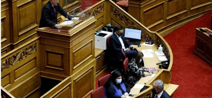 Κόντρα στη Βουλή για τη νυχτερινή (ν)τροπολογία φίμωσης του Τύπου