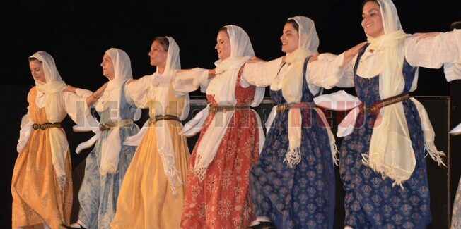 ΜΠΑΛΛΟΣ: Πανδαισία χορών, χρωμάτων και παραδοσιακών φορεσιών.