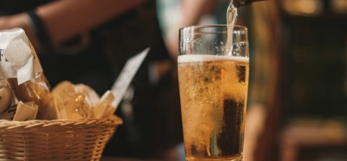 Μπίρα vs Κρασί: Τι προτιμούν να πίνουν οι Έλληνες