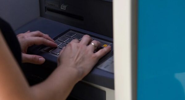 Τέλος τα ATM: Σε ποια σημεία «εξαφανίζονται» τα μηχανήματα