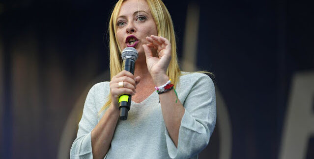 Τώρα… «ρετουσάρουν» και το προφίλ της Μελόνι…