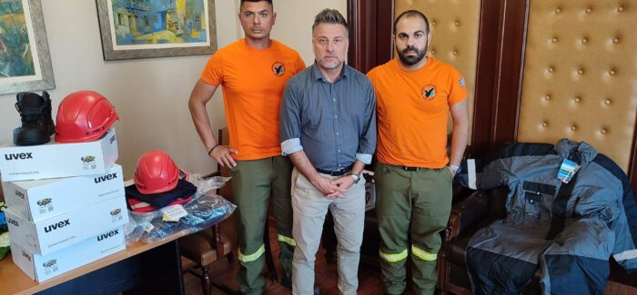o Αντιπεριφερειάρχης  Σταύρος Τραυλός, παρέδωσε τον εξοπλισμό στις  Εθελοντικές Ομάδες Δασοπροστασίας τ
