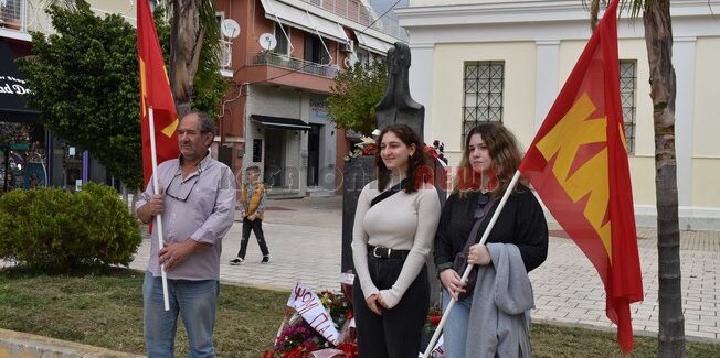 Λίγα λουλούδια στο μνημείο για το Πολυτεχνείο…