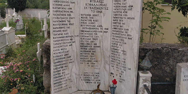 Κατάθεση στεφάνων στο κενοτάφιο των εκτελεσμένων στο  νεκροταφείο του Δραπάνου