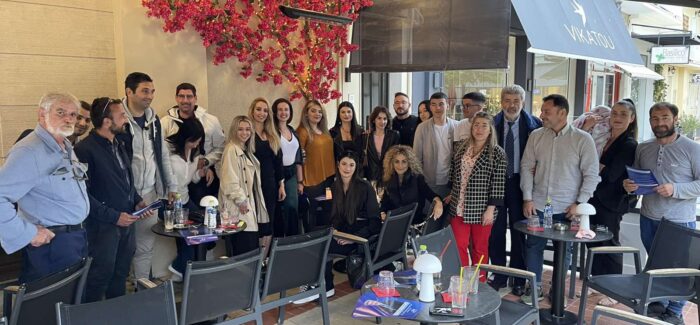 Ο υποψήφιος βουλευτής κ. Ναπ. Μαραβέγιας δίπλα στη Νεολαία.