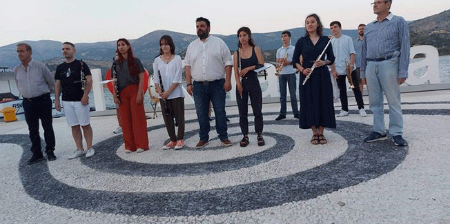 7 χρόνια χρόνια χωρίς μπάντα χωρίς μπαντίνα…