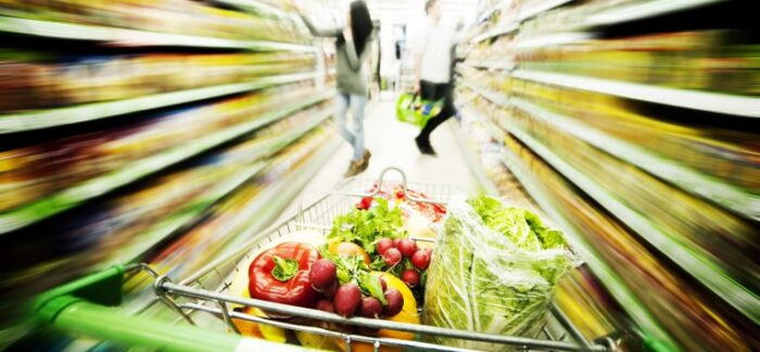 Ακρίβεια: «Πετάνε» οι τιμές στα τρόφιμα παρά την πτώση στον πληθωρισμό