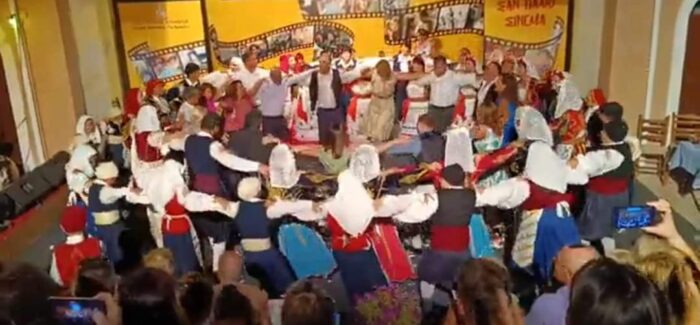 Το αδιαχώρητο έγινε στην Μουσικοχορευτική Παράσταση του  Πολιτιστικού Συλλόγου Αγίας Ειρήνης στον Πόρο Κεφαλονιάς!