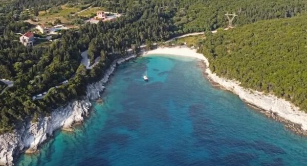 Η παραλία του Ιονίου με τα κρυστάλλινα νερά όπου η μάσκα είναι περιττή (Βίντεο – drone