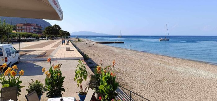 Η πανέμορφη Κεντρική Πλατεία του Πόρου Κεφαλονιάς στον ΣΚΑΪ από την Χριστίνα Σούζη!