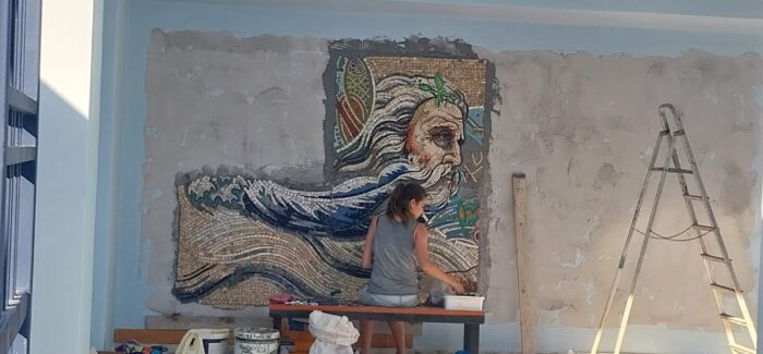 Ξεκίνησε η εγκατάσταση του ψηφιδωτού στο κολυμβητήριο.