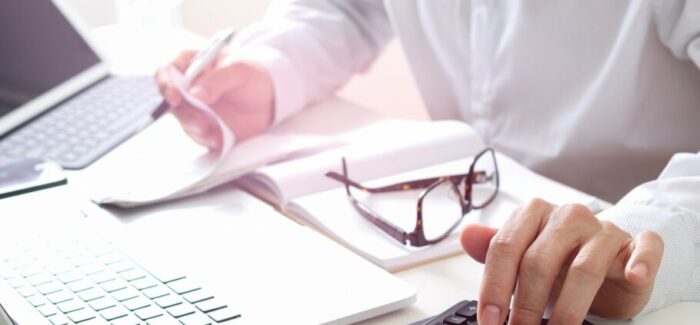 Χρέη στο Δημόσιο: Πληρώνουν οι μικροί, άφαντοι οι μεγάλοι