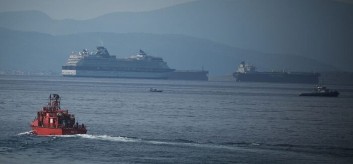 Σύγκρουση φορτηγών πλοίων στην Κεφαλονιά – Τυλίχθηκε στις φλόγες το ένα