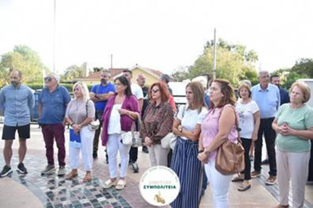 Στην πλατεία της  Λακήθρας