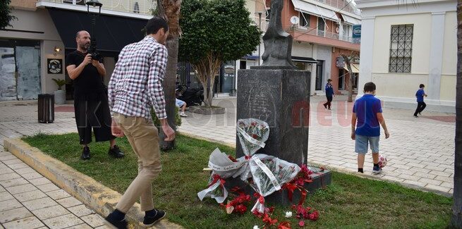 Το Εργατικό Κέντρο λίγα λουλούδια στο μνημείο του Ποιλυτεχνείου