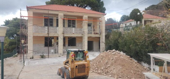 Στη όμορφη Θηνιά το Πολιτιστικό Κέντρο του χωριού παρέμενε δυσοίωνα χτυπημένο από τον εγκέλαδο