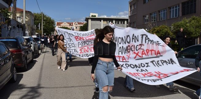 Απεργιακή συγκέντρωση στην Κεντρική Πλατεία Αργοστολίου. 