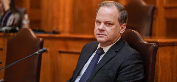 Ύβρις προς τα θύματα η παρουσία Καραμανλή στην Εξεταστική