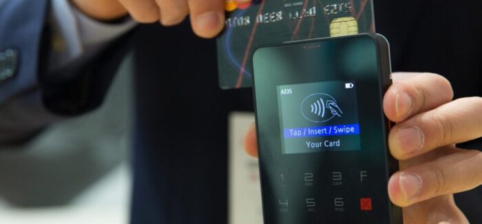 Ποιες αγορές κάνουν οι Έλληνες με κάρτα, πού πληρώνουν με μετρητά