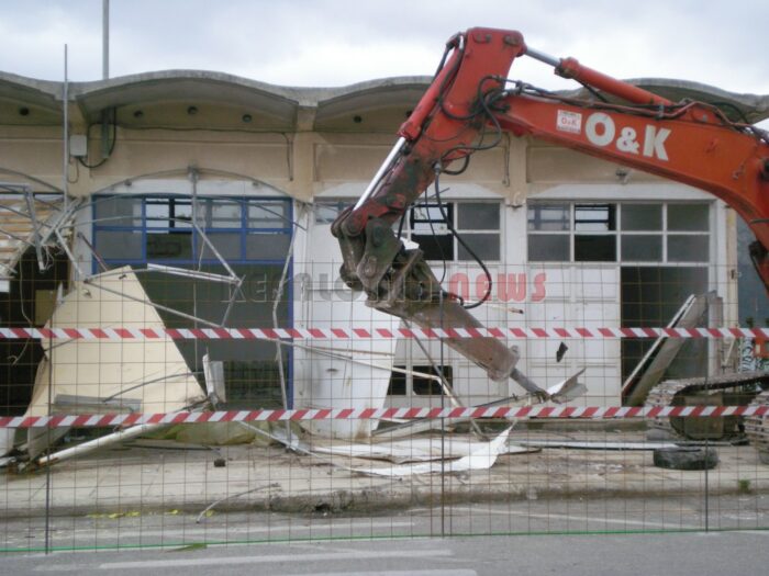 Άρχισε το γκρέμισμα στο Αργοστόλι