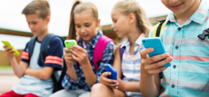 Απαγόρευση των κινητών τηλεφώνων στα σχολεία; – Για πολλούς, δεν αρκεί μόνο αυτό
