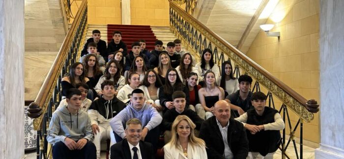Υποδοχή των μαθητών και των εκπαιδευτικών του 2ου Γυμνασίου Αργοστολίου στη Βουλή των Ελλήνων