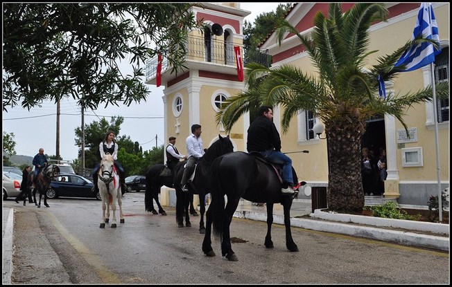 Μεταφορά της εικόνας του Αγίου Γεωργίου με άλογα.