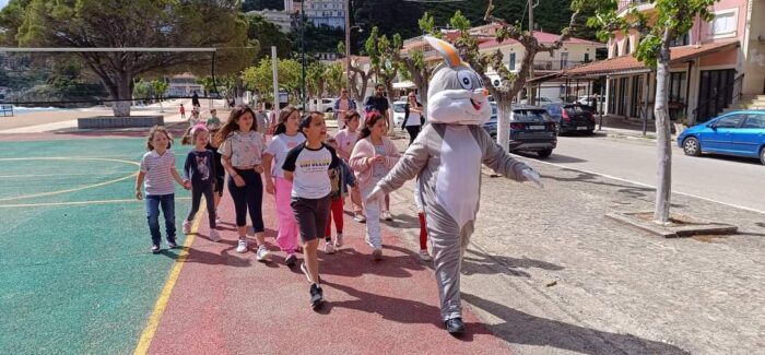 Με μεγάλη συμμετοχή παιδιών και Γιγάντιο Λαγό έγινε το κυνήγι των Πασχαλινών Αυγών στον Πόρο Κεφαλονιάς!