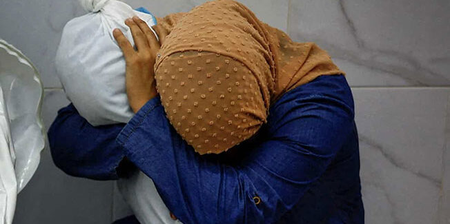 Στοιχειωμένη εικόνα που δείχνει τον ανθρώπινο απολογισμό του πολέμου Ισραήλ-Χαμάς 2024.