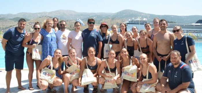 Η Εθνική Ομάδα Υδατοσφαίρισης Γαλλίας στο Δημοτικό Κολυμβητήριο Αργοστολίου.
