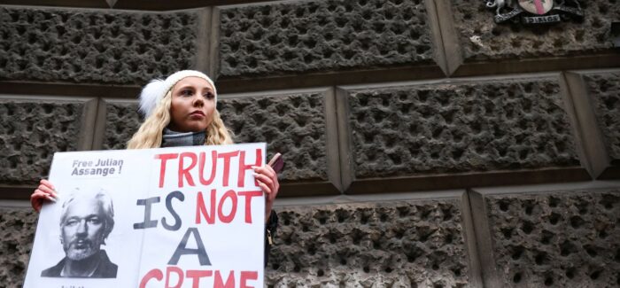 Ο Τζούλιαν Ασάνζ είναι ελεύθερος – όμως η ελευθερία του Τύπου διαρκώς περιορίζεται