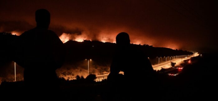Δύσκολη η φωτιά στη Ζάκυνθο, καίει κοντά σε σπίτια –