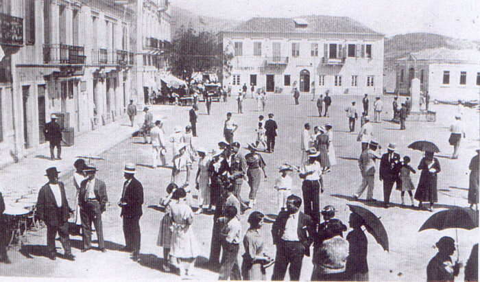 Η Πλατεία της Ιθάκης στο Βαθύ.