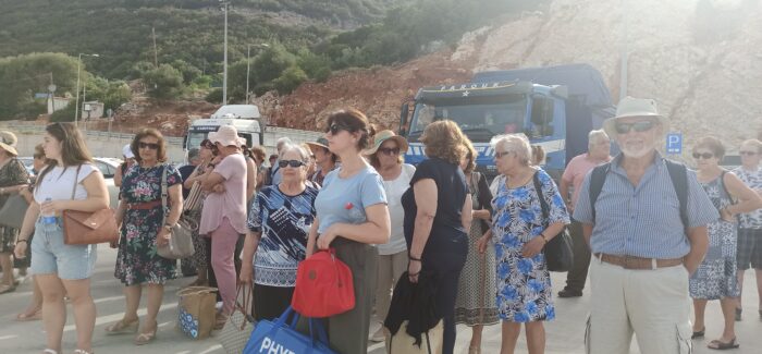 Μέλη  των  ΚΑΠΗ Αργοστολίου και Λειβαθούς, παρευρέθησαν στην τελετή υποδοχής Πατριάρχη στην Ιθάκη