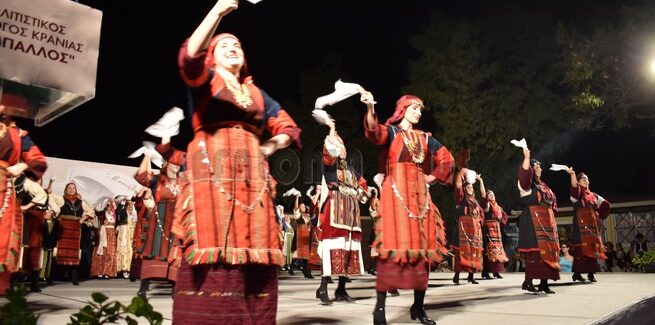 «Στου νερού τα χνάρια βήματα καθρεφτίζονται»