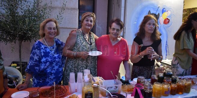 Άνοιξε  το Αρμαρι τση Νιόβης και τους κέρασε όλους.