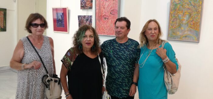 Ο Κώστας Ευαγγελάτος στην  Δημοτική Πινακοθήκη του Πειραιά.