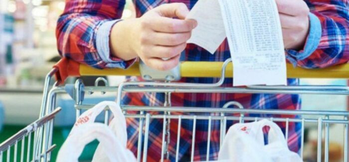 Η φτωχοποίηση σε αριθμούς: Πόσο «έσφιξε» ο Έλληνας το ζωνάρι από το 2008